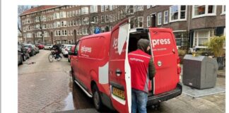 Amsterdam - Online consumenten kunnen vanaf nu kiezen of ze kwaliteitsmerken liever in een Amerikaanse, Europese of een Chinese winkel kopen. Maandag start de Chinese retailgigant Joy Buy met een offensief in Nederland. Het bedrijf gaat de strijd aan met Amazon, dat volgens marktonderzoekers hard groeit na een flinke investering in de Nederlandse markt. Ook Bol, Coolblue en Wehkamp krijgen concurrentie.